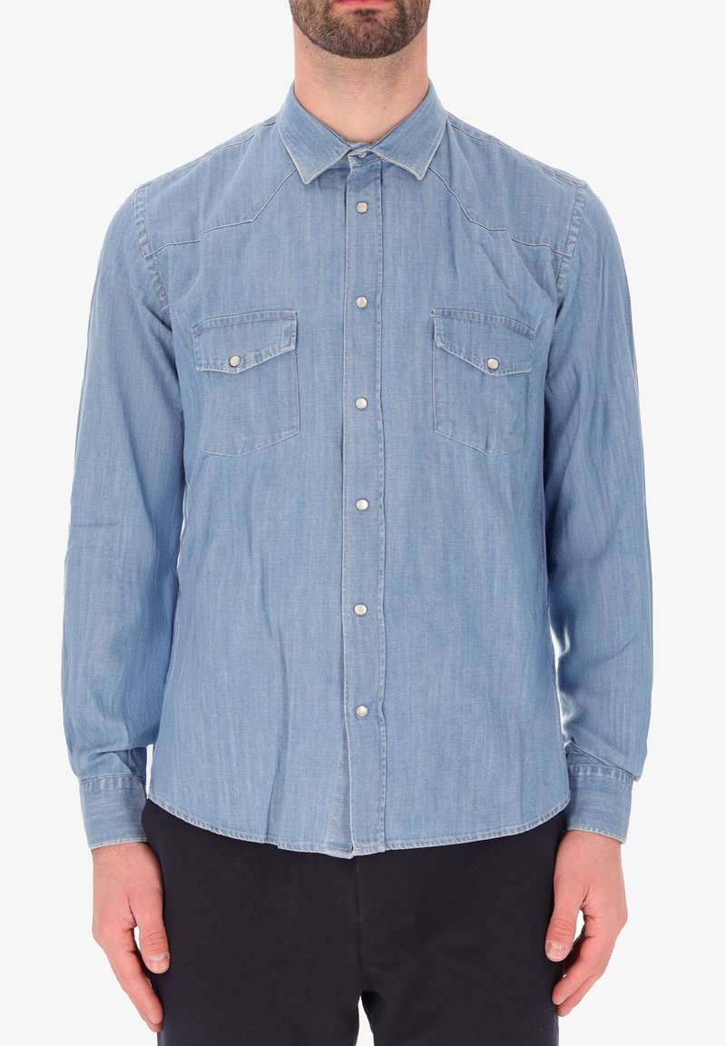 Camicia in chambray azzurro chiaro con colletto a bottoni, due tasche sul petto e maniche lunghe, caratterizzata da una trama liscia e dettagli di cucitura discreti.