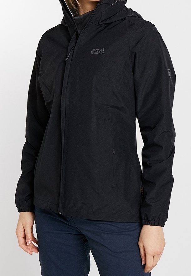 Svart vattentät jacka med huva, med en framzipper och elastiska manschetter. Designen inkluderar en logotyp på bröstet och sidofickor.