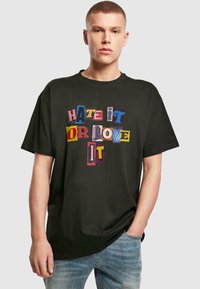 Sort bomulds T-shirt med en farverig grafisk tryk med teksten "HATE IT OR LOVE IT" i forskellige skrifttyper og størrelser. Korte ærmer.