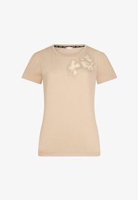 Camiseta beige de manga corta hecha de algodón con cuello redondo, que presenta bordado floral tridimensional y detalles de costura en contraste.