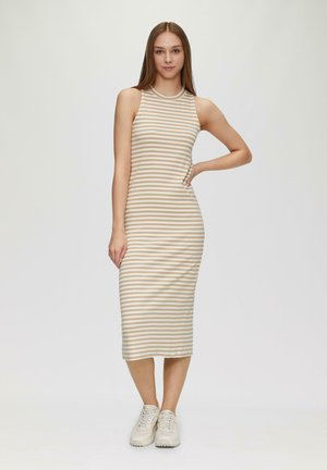 Gestreepte midi-jurk in beige en wit, aansluitend ontwerp, zonder mouwen, met een ribbelstructuur. Gecombineerd met lichte sneakers.