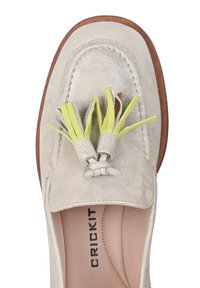 Helles metallic-beiges Leder-Mokassin mit kontrastierenden grünen und gelben Quasten, versehen mit einem gestickten Design und einer braunen Gummisohle.