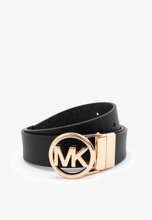 Zwarte faux leren riem met een gouden ronde gesp met het 'MK' logo, een getextureerde band en metalen hardwareaccenten.
