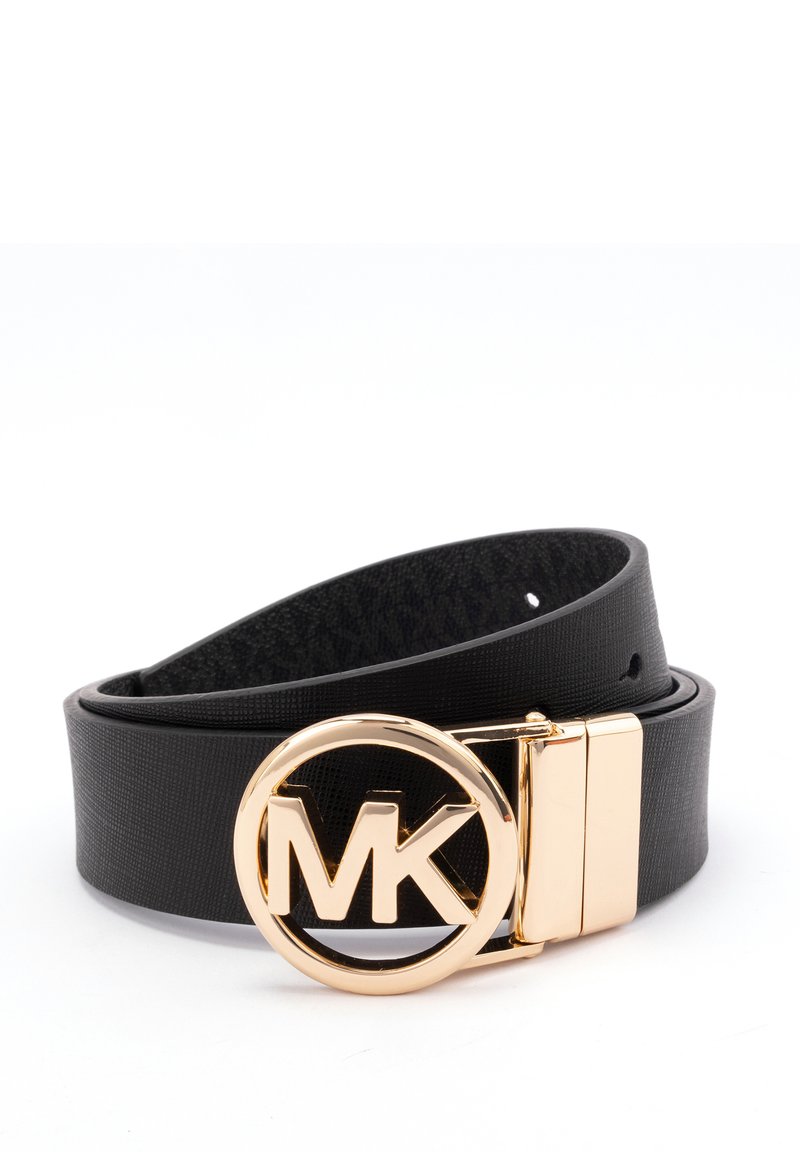 Ceinture en faux cuir noir avec une boucle ronde en ton or affichant le logo "MK", sangle texturée et accents en métal.