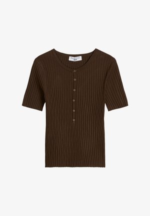 Donkerbruin geribd T-shirt met korte mouwen, een ronde hals en een verticale rij van vijf knopen midden aan de voorkant.