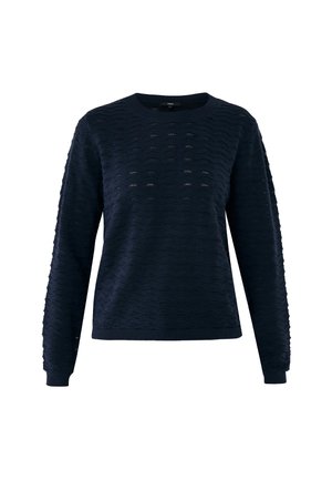 Maglione lungo a maniche con texture in blu navy, con scollo rotondo e design a onde su sfondo bianco.
