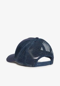 Marineblauwe pet met een effen voorkant en een mesh achterkant. Voorzien van een snapback-sluiting, een gebogen klep en een textuurstof ontwerp.