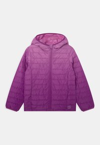 Fioletowa ocieplana kurtka z kapturem, o gładkiej, błyszczącej fakturze, z przednim zamkiem błyskawicznym i poziomym pikowaniem.