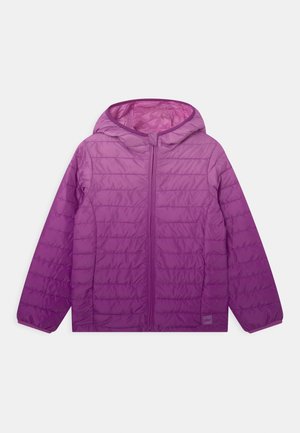 Veste isolante violette avec capuche, présentant une texture lisse et brillante, une fermeture éclair à l'avant, et un design matelassé horizontal.