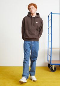 Nike Sportswear SPORTSWEAR CLUB FLEECE - Melegítőfelső - baroque brown/white