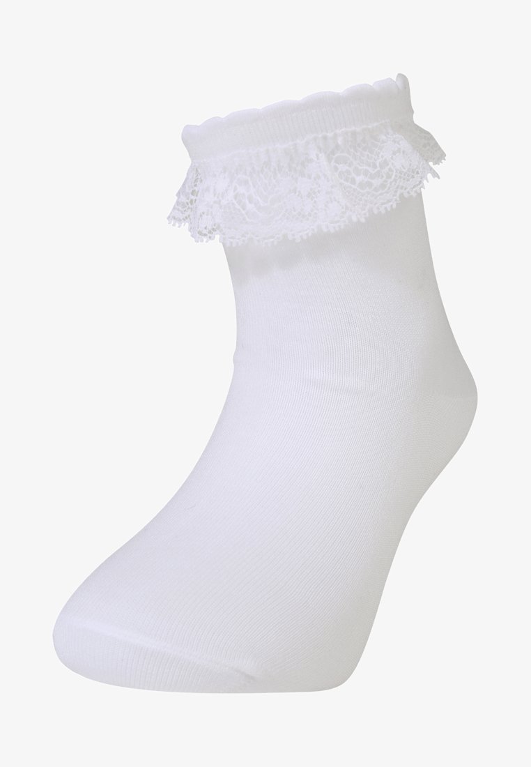 Calcetín blanco hasta el tobillo, hecho de material suave, con un volado de encaje decorativo en la parte superior y un diseño liso y sencillo.