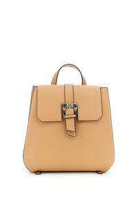 Mochila de cuero beige con cierre de solapa, que presenta un cierre decorativo con acentos negros y transparentes. Textura suave y forma estructurada.