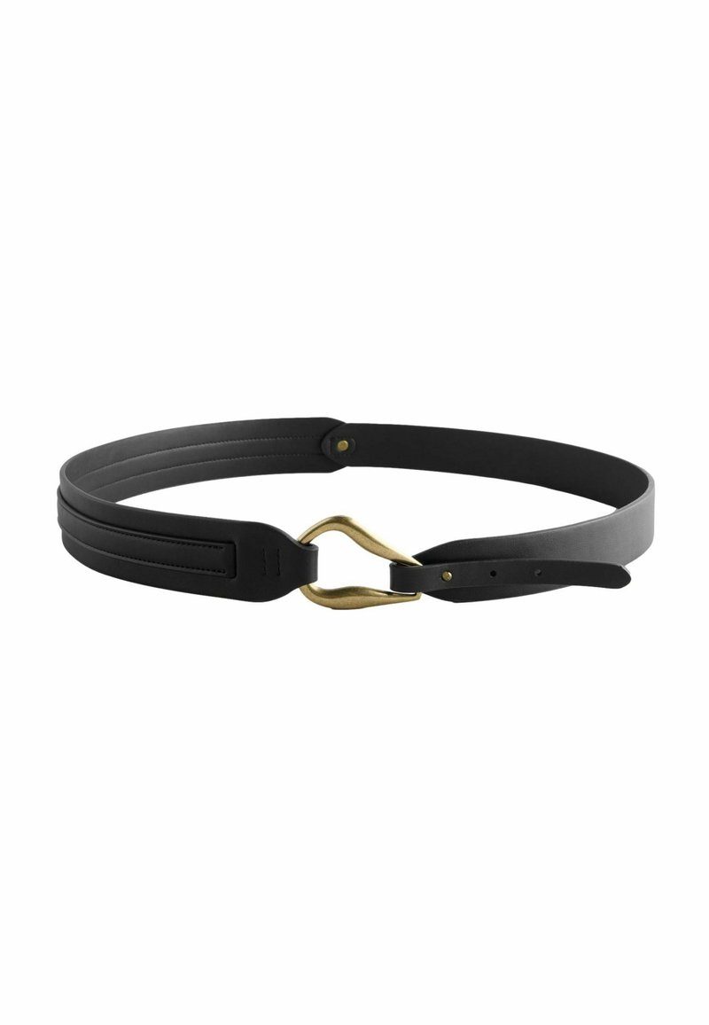 Cintura in pelle nera con design a doppia tracolla e fibbia in metallo dorato. Texture liscia con dettagli di cucitura lungo i bordi.