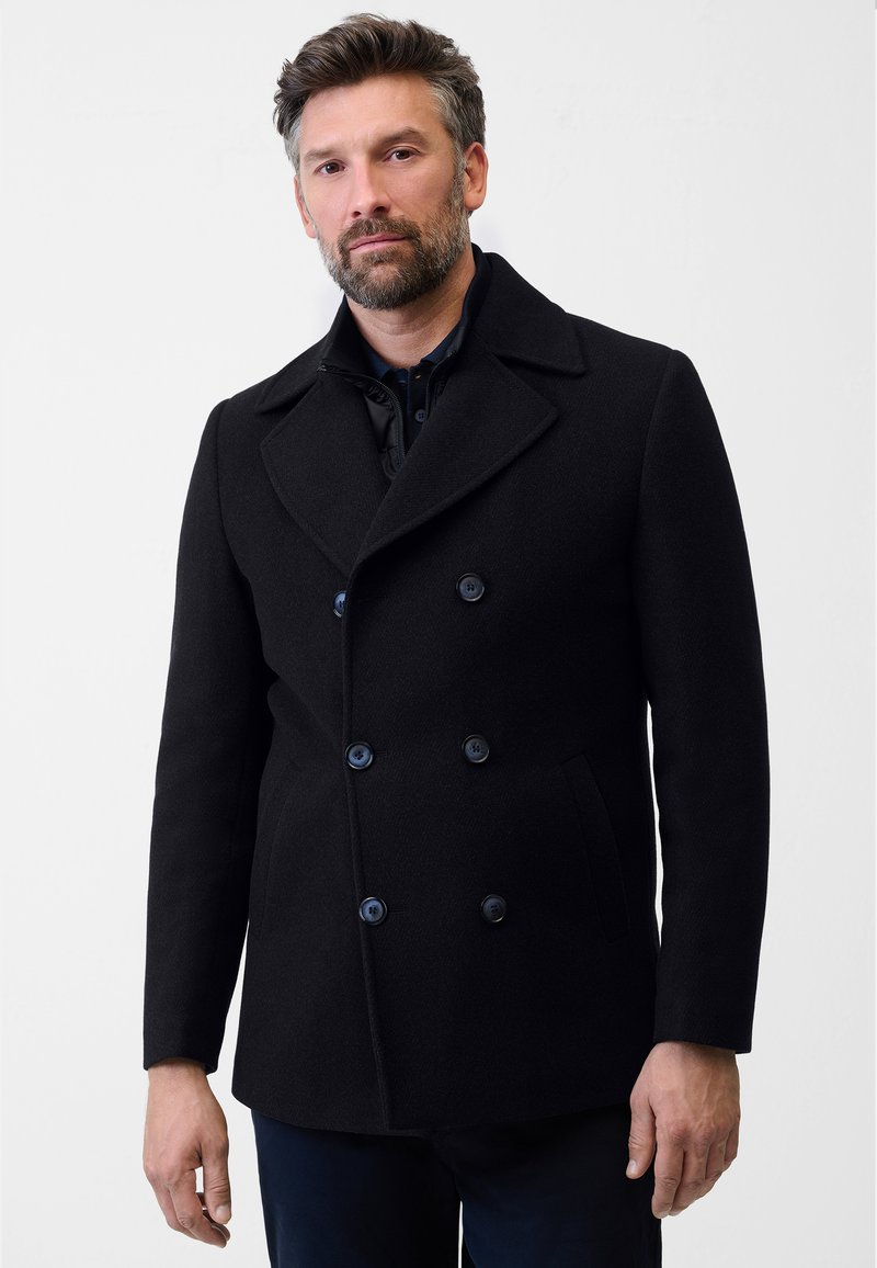 Zwarte wollen peacoat met een dubbelbreasted ontwerp, grote kleppen en marineblauwe knopen. Textuurstof met zijzakken.