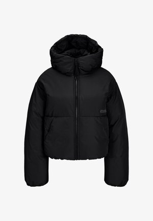 Giacca a vento nera con zip frontale completa, maniche lunghe e un ampio cappuccio imbottito, esposta su uno sfondo bianco.