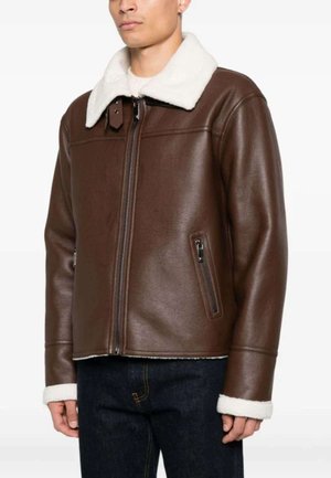 Giacca in pelle marrone con colletto in sherpa bianco, zip frontale e tasche laterali con chiusura a zip. Texture liscia e design moderno.