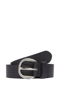 Zwarte leren riem met een textuur, voorzien van een zilverkleurige metalen gesp en een gladde bijpassende band.