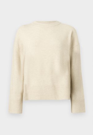 Cremfarbener Strickpullover mit langen Ärmeln, gerippten Bündchen, Saum und Rundhalsausschnitt, auf einfarbigem Hintergrund präsentiert.