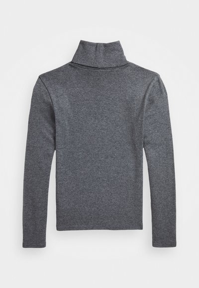 Suéter de cuello alto gris de manga larga con una silueta ajustada. Textura suave y lisa; sin patrones o adornos visibles. Diseño de cuello estándar.