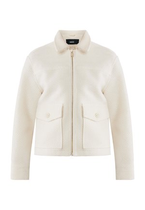 Chaqueta blanca acolchada con cuello, cremallera frontal, dos bolsillos delanteros y botones en tono dorado. La tela tiene un patrón texturizado.