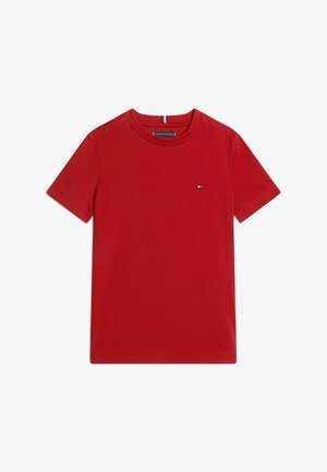 Červené tričko s krátkym rukávom vyrobené z bavlny, so zaobleným výstrihom a malým logom na hrudi. Hladká textura. Žiadne vzory.