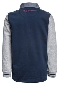 Námořnicky modré a šedé polo triko s dlouhým rukávem a límečkem, s grafikou "MEMBERS ONLY" na zadní straně a pruhovanými manžetami.