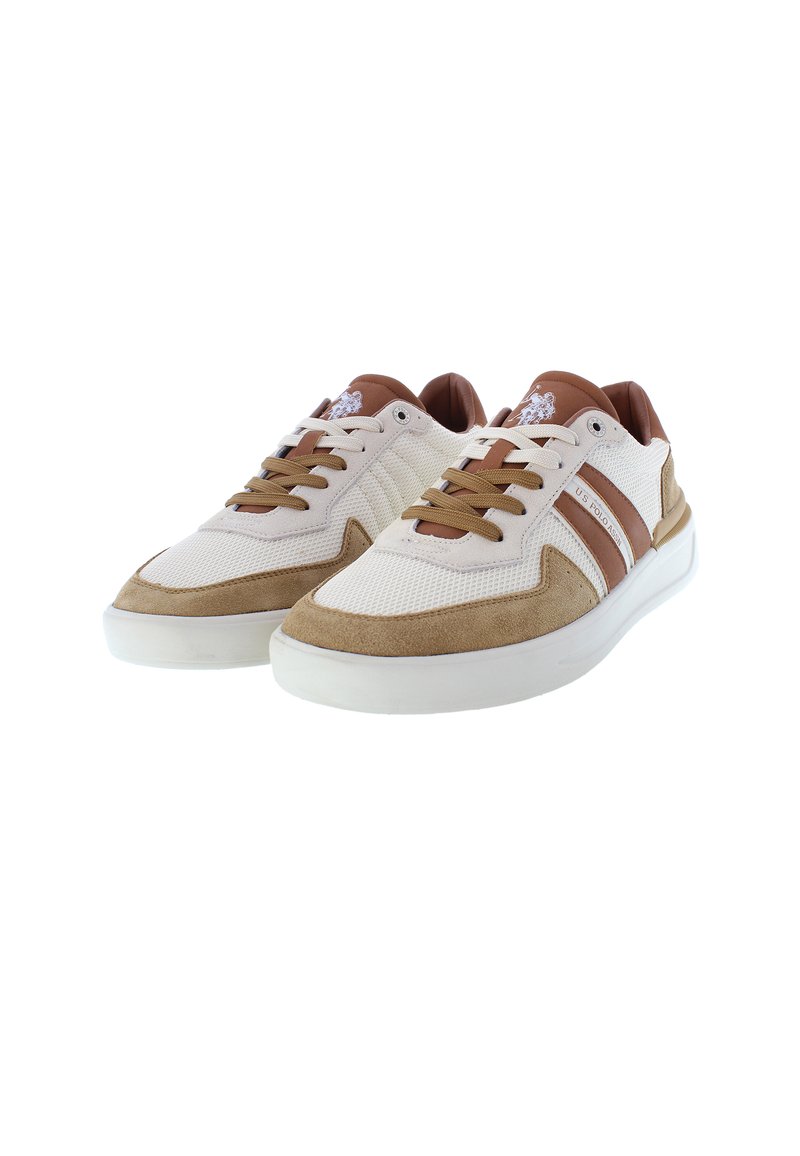 Sneaker da uomo con tomaia in rete beige, dettagli in suede marrone e suola in gomma crema. Presentano lacci marroni e un marchio sul lato.