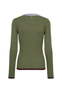 Pull côtelé à manches longues avec des rayures horizontales vertes et marron foncé et un col violet clair, vu de dos sur fond blanc.