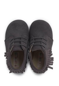 Zapatos de ante gris oscuro con punta redondeada, diseño de cordones y detalles decorativos de flecos en el talón. Forro interior suave.