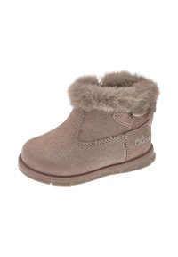 Bruna ankelstövlar med en mjuk, pälsfodrad krage, material som liknar mocka, sömdetaljer och en flexibel gummisula för komfort.