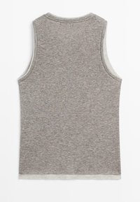 Top senza maniche grigio con scollatura tonda, realizzato in un morbido tessuto misto cotone, con un design semplice e una leggera texture.