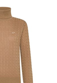 Maglione a collo alto in maglia a treccia marrone con orlo e polsini a coste. Presenta un piccolo logo nell'angolo in alto a sinistra. Motivo testurizzato su tutta la superficie.