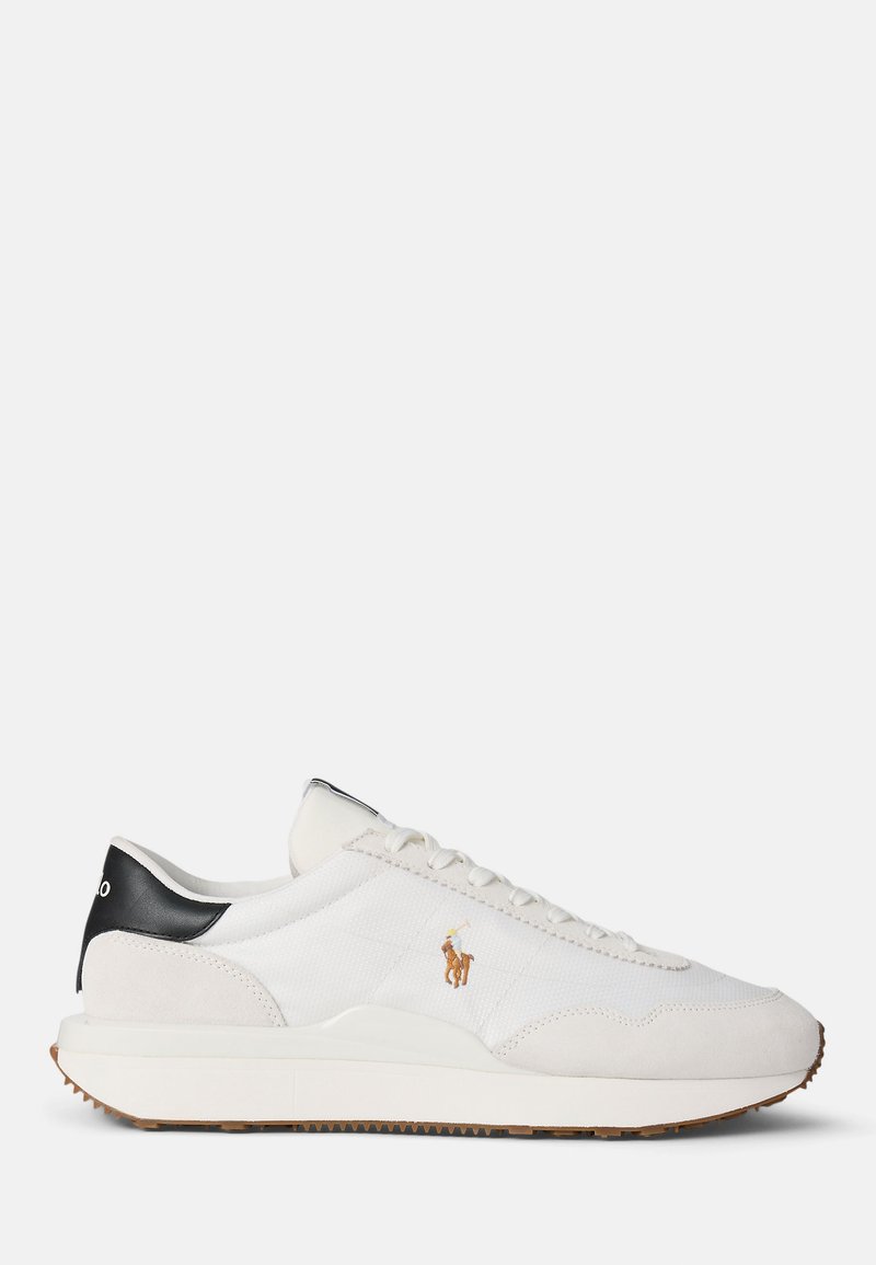 Witte textiel en suède sneaker met een zwarte hielaccent, voorzien van een beige zool, vetersluiting en geborduurd logo aan de zijkant.