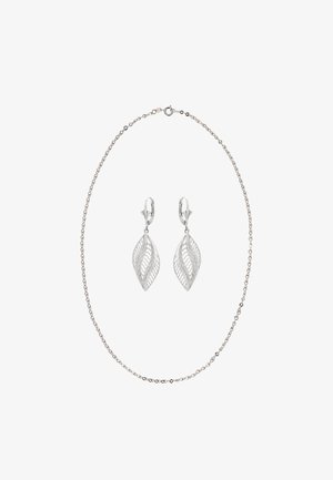 Zilveren sieraadset met oorbellen in de vorm van bladeren en een fijne ketting. De oorbellen hebben een gedetailleerd, uitgesneden ontwerp met een gepolijste afwerking.