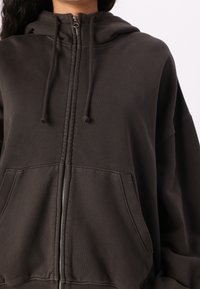 Weekday EDEL ZIP - Mikina so zipsom - dark brown pigment wash