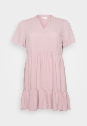 Lyserød kjole med korte ærmer og V-udskæring, der har en løs pasform og en lagdelt volangkant. Fremstillet af et blødt, let stof.