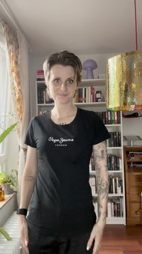 Černé bavlněné tričko s bílým logem "Pepe Jeans London" na hrudi. Krátké rukávy, kulatý výstřih a přiléhavý střih.
