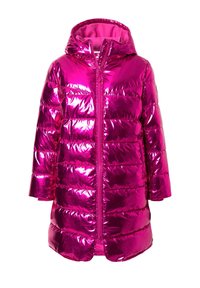 Chaqueta acolchada en material fucsia brillante y reflectante con capucha, cremallera frontal completa y diseño acolchado que presenta rayas horizontales.