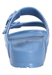 Sandal in gomma blu con una suola testurizzata, cinturino regolabile con clip decorative e tacco piatto per il comfort.
