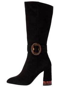 Botín negro de ante hasta la rodilla con punta afilada, correa ancha en el tobillo con una hebilla ámbar y un tacón grueso transparente.