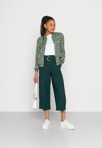 Vero Moda VMCOCO - Blusão aviador - laurel wreath