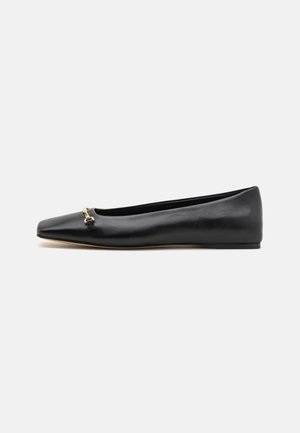 Sorte skinnballerina med firkantet tå og en liten detaljer i gulltone foran. Myk tekstur med flat såle.