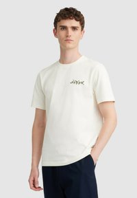 Witte katoenen t-shirt met korte mouwen, voorzien van een groene grafische print op de linkerkant van de borst. Casual fit, ronde hals, gladde textuur.