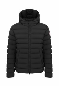 Melna pūkainā jaka ar rāvējslēdzēju un kapuci. Iezīmē horizontālu izšūtu dizainu, cietu audumu un mazu logo uz kreisā piedurknes.