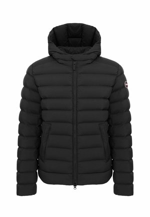 Chaqueta de abrigo negra con cierre de cremallera y capucha. Presenta un diseño de acolchado horizontal, tela resistente y un pequeño logotipo en la manga izquierda.