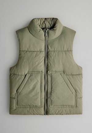 Gilet verde imbottito con colletto alto, zip frontale e due grandi tasche anteriori. Texture liscia con dettagli cuciti e forma squadrata.