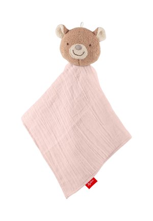 Brauner Teddybärkopf, befestigt an einer weichen rosa Babydecke mit einem kleinen roten Stoffetikett.