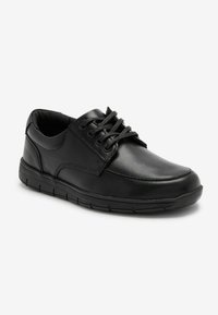 Chaussures en cuir noir avec une texture lisse, bout rond, design à lacets et semelle rembourrée avec des accents de couture visibles.