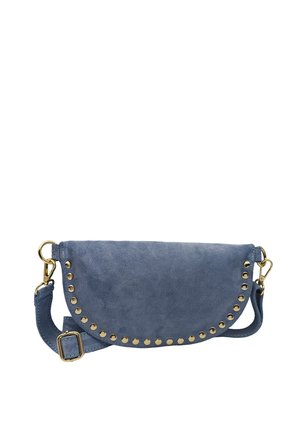 Sac bandoulière en daim bleu avec des clous dorés soulignant le rabat semi-circulaire et une bandoulière réglable avec des éléments métalliques dorés.