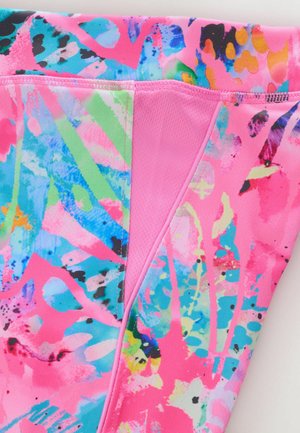 Farebné športové oblečenie s výraznými ružovými, zelenými a modrými abstraktnými vzormi; hladká textúra; elastická tkanina s priedušným dizajnom.
